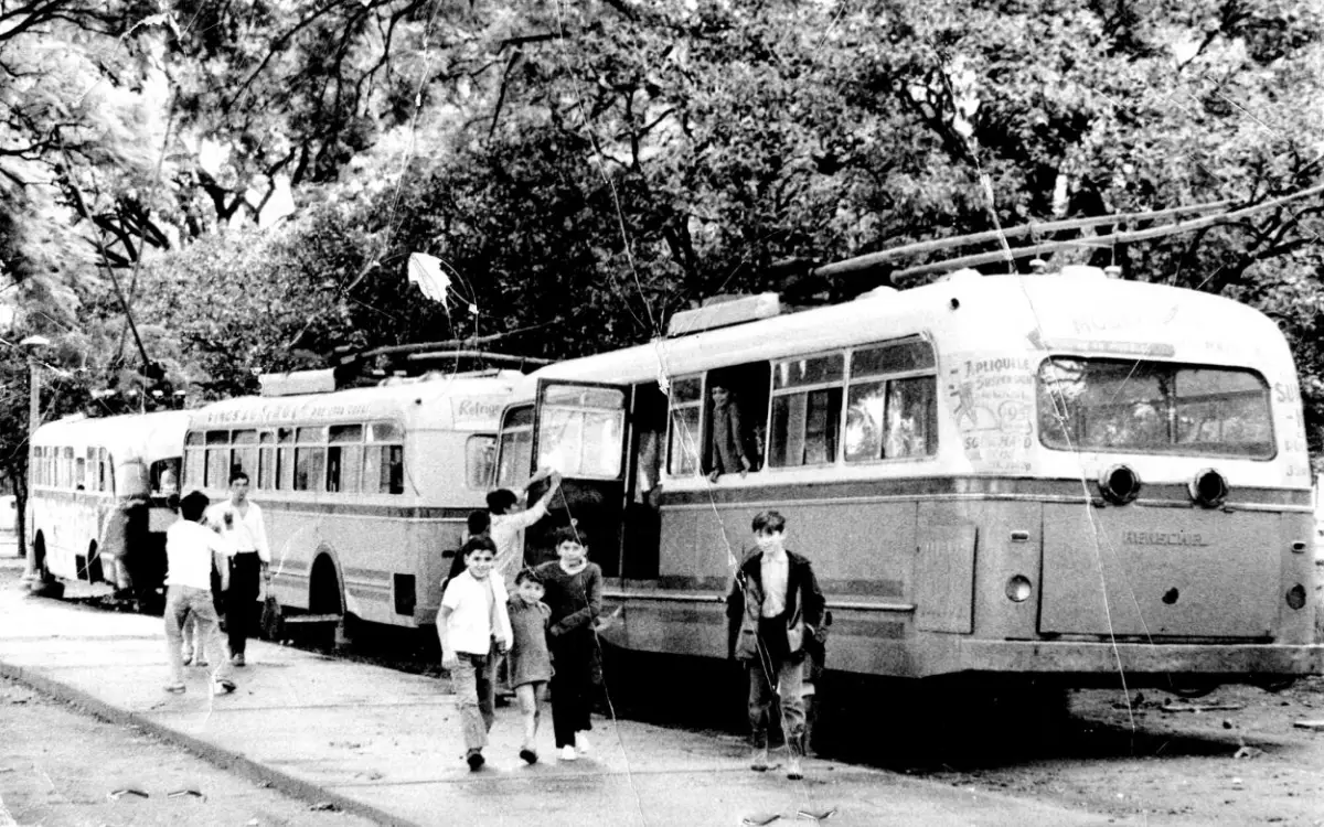 Recuerdos fotográficos: 1969. Viejos trolebuses son usados como aulas en Villa Luján