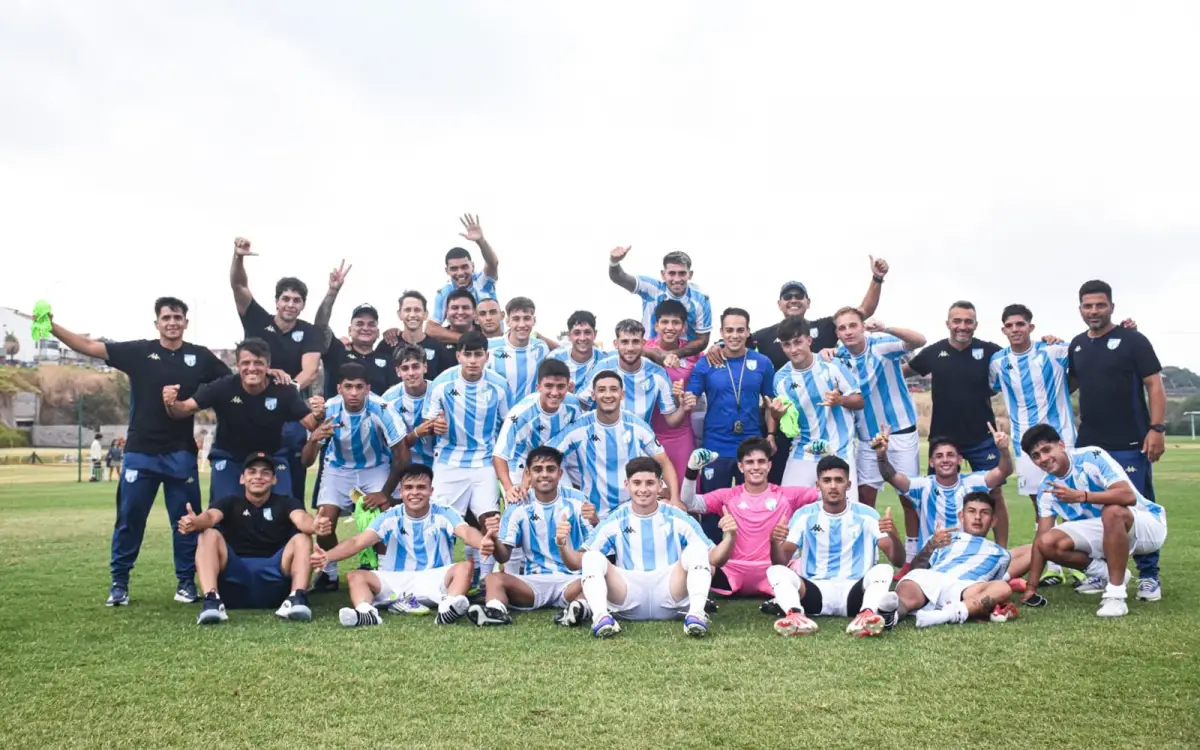 VALIÓ LA PENA. La alegría del plantel en el campo de juego; el equipo superó el cansancio del largo viaje y se trajo un triunfo clave de Mar del Plata.