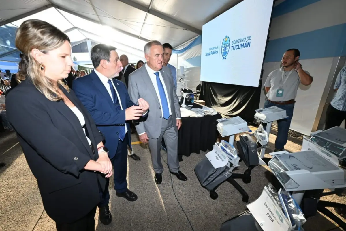 Jaldo observa el instrumental de equipamiento para la salud. FOTO Gentileza de prensa de Casa de Gobierno.      
