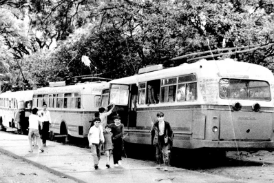 Recuerdos fotográficos: 1969. Viejos trolebuses son usados como aulas en Villa Luján