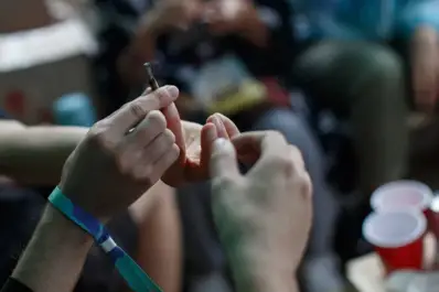 Cifras que preocupan: a qué edad comienzan a consumir alcohol, vapeadores y drogas los adolescentes en Argentina