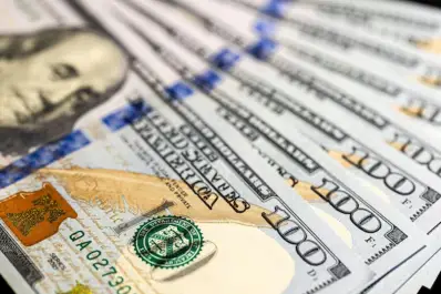 Mercado cambiario: el dólar oficial cayó $5 y el blue operó estable tras la fuerte caída en la rueda previa