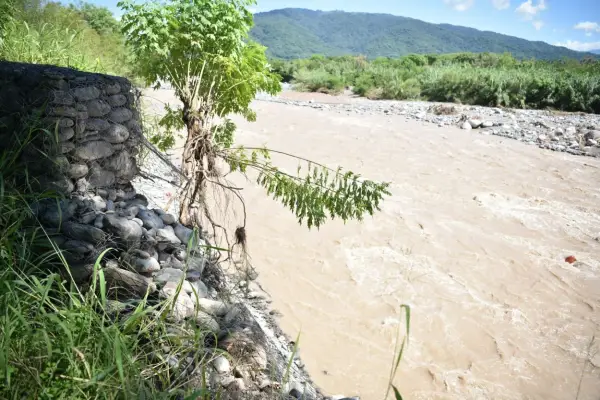 Vivimos con miedo: el drama de los vecinos de Lules ante la furia del río y el colapso de la ruta 321