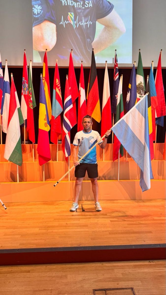 ORGULLO. Parravicini posa con la bandera en los Juegos Mundiales de 2025, en Dresden, Alemania.