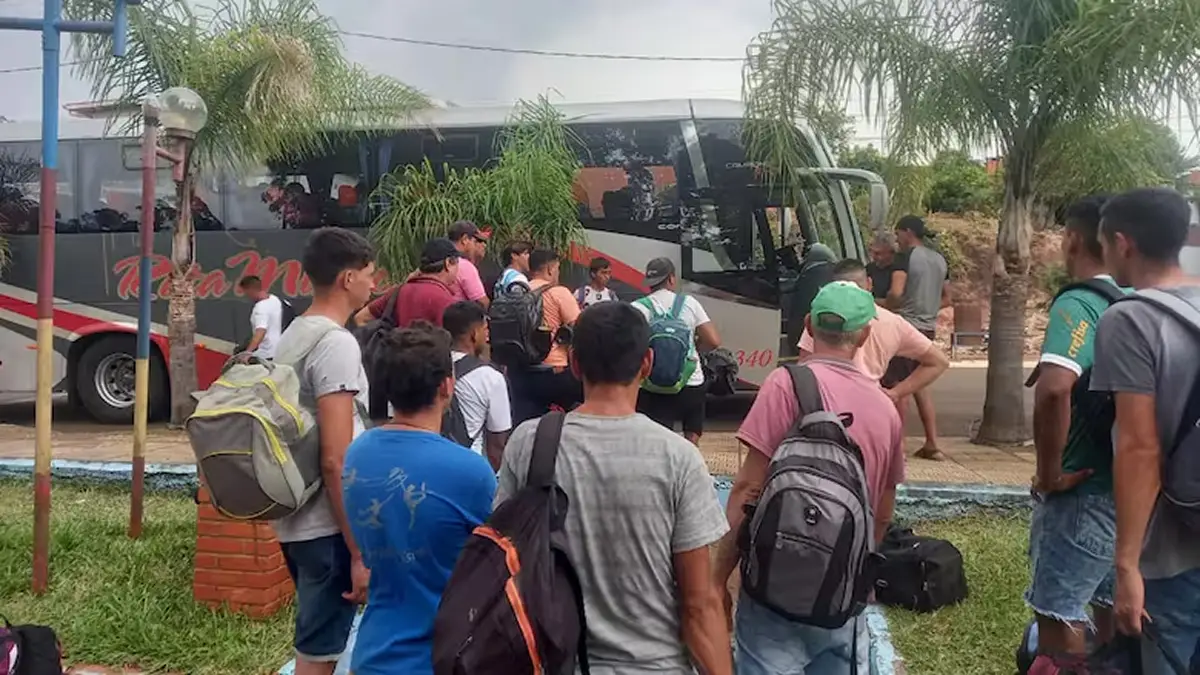 ÉXODO. Jóvenes bajan de un micro que los trae de distintas localidades, para cruzar por la ciudad de San Javier, en Misiones.