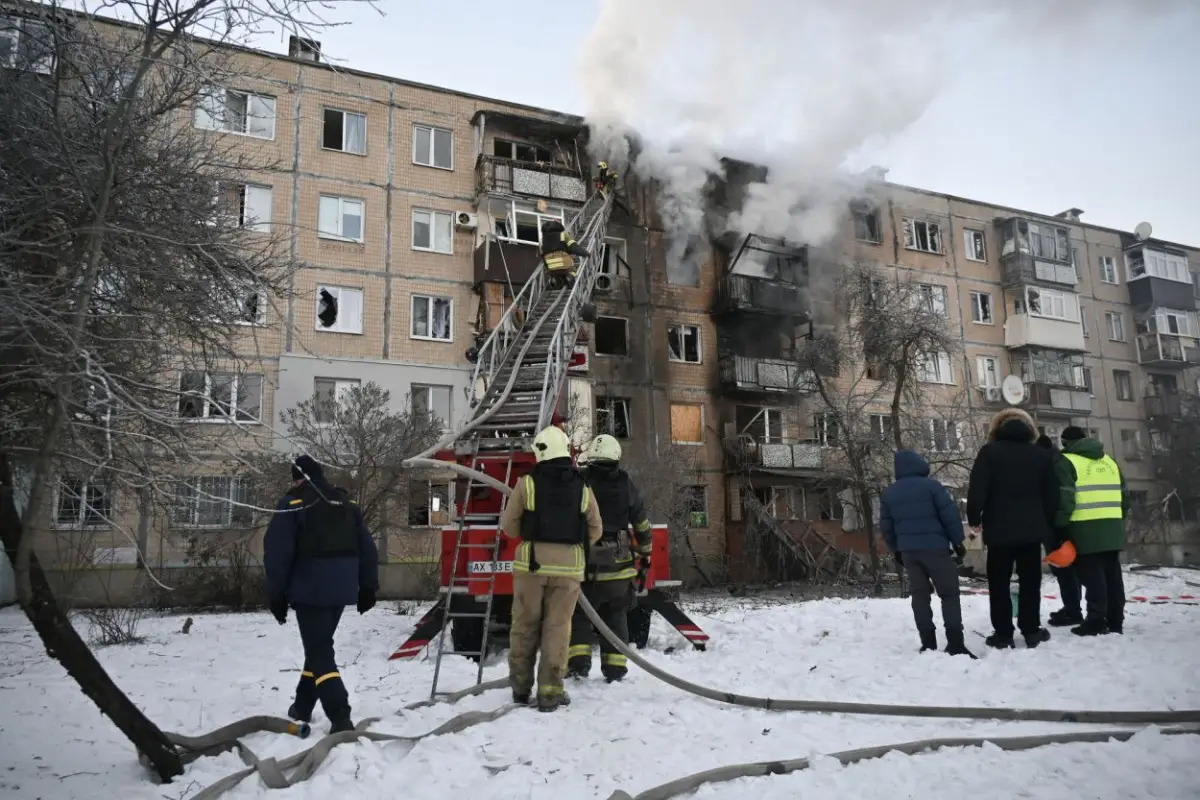 TERROR EN LA MAÑANA. Rescatistas ucranianos trabajaron para controlar el fuego en un edificio residencial en Kharkiv, alcanzado por bombas rusas. 