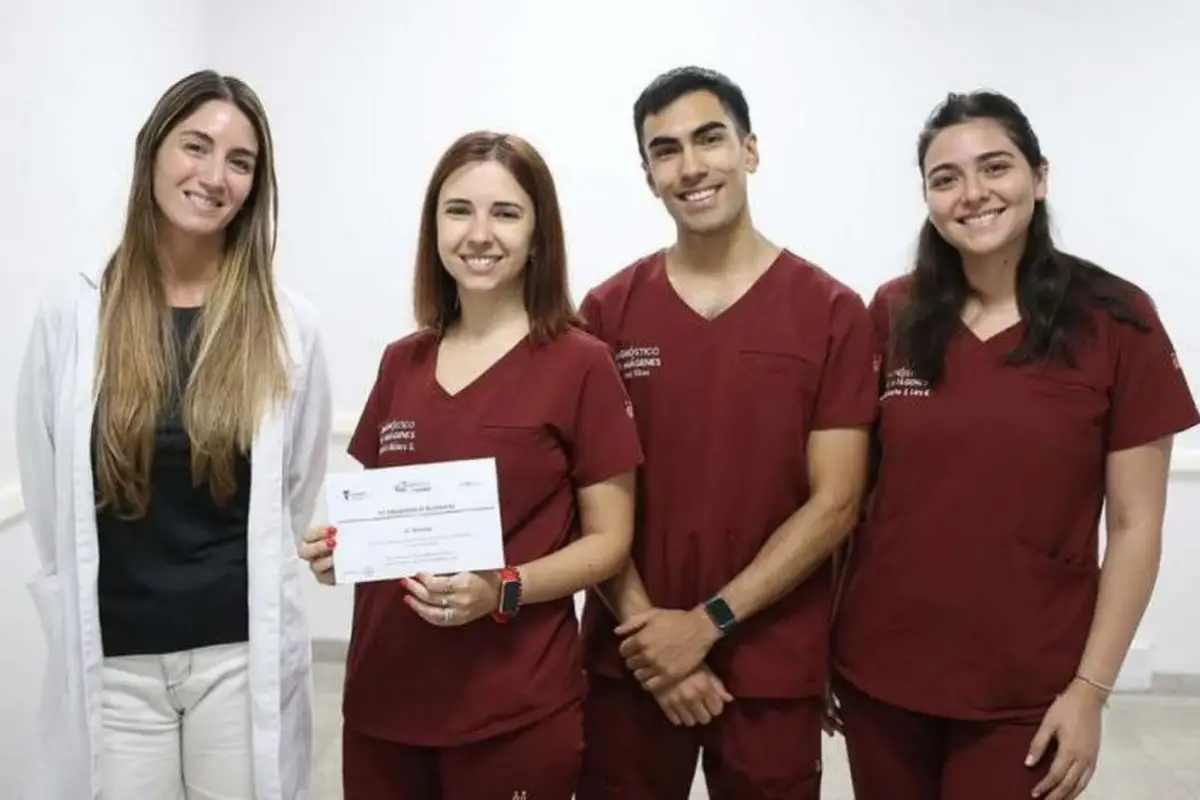 ORGULLO. Abelleira y sus compañeros del hospital Padilla.