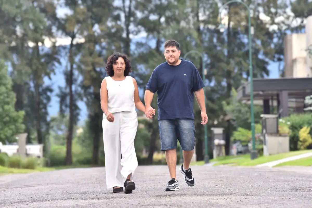 LUCHARON JUNTOS. Mariela y su hijo Lucas en las afueras de su casa. Madre e hijo le dieron pelea al cáncer en simultáneo. LA GACETA / FOTO DE OSVALDO RIPOLL