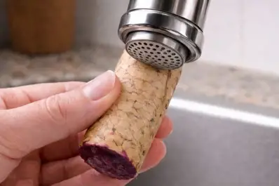 Elimina el sarro: cómo mejorar las tuberías de tu casa usando solo un corcho