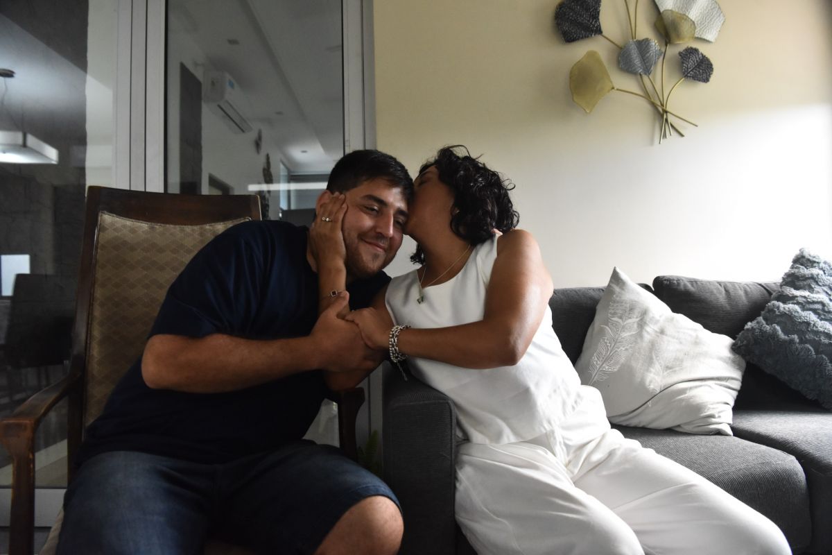 CARIÑO. Sentados en el sillón de su casa, Mariela le da un beso a Lucas. Ambos pelearon contra la enfermedad y son un ejemplo en el Día mundial contra el Cáncer. LA GACETA / FOTO DE OSVALDO RIPOLL