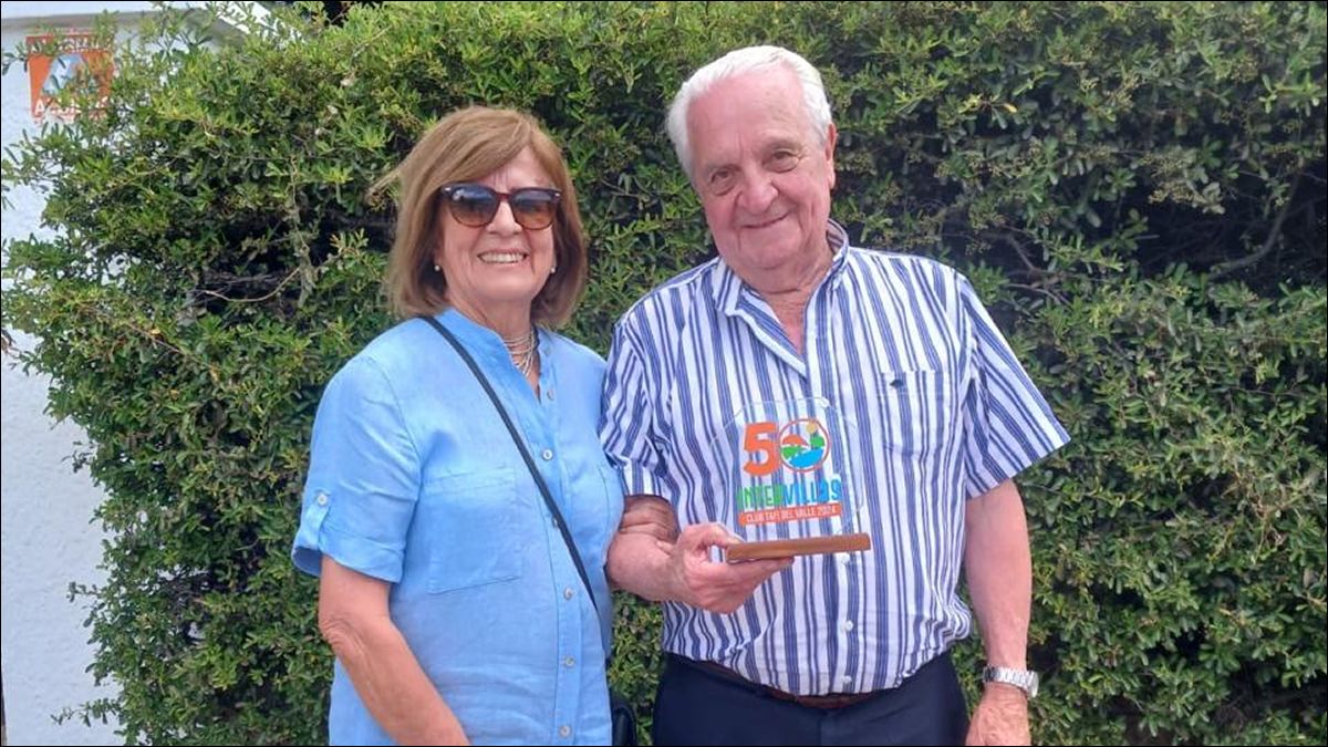 COMPAÑÍA. Gonzalo Paz junto a su esposa, con quien comparte la vida en Tafí del Valle y el reconocimiento de una comunidad que lo siente parte de su propia historia.