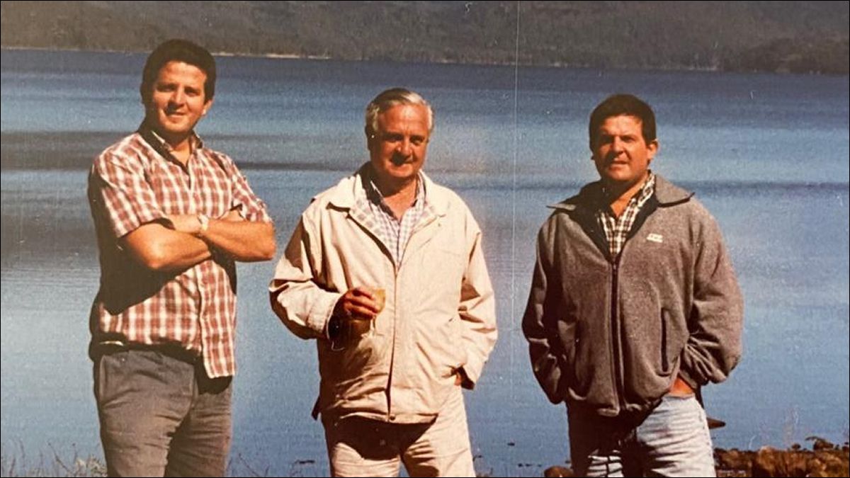 RECUERDO. Gonzalo Paz junto a sus hijos, en una imagen de otros veranos en Tafí del Valle