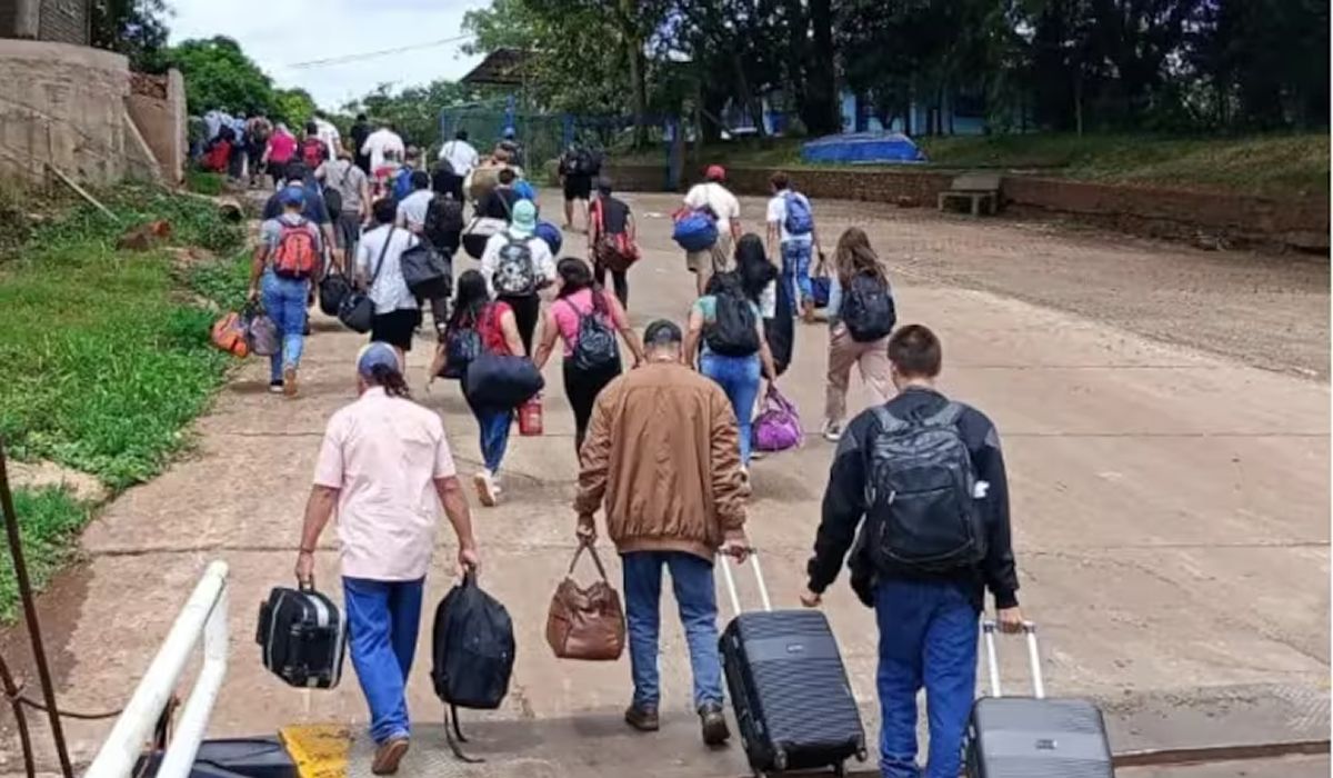ÉXODO. En Alba Posse, jóvenes y no tan jóvenes cruzan, llevan valijas, pero no van a hacer turismo.