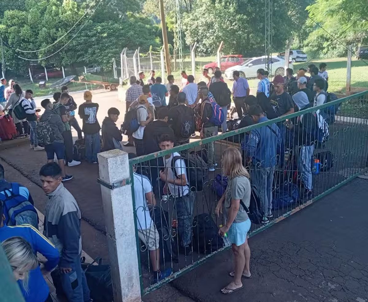 ÉXODO. Espera en San Javier, para hacer los trámites migratorios antes de subir a la balsa.