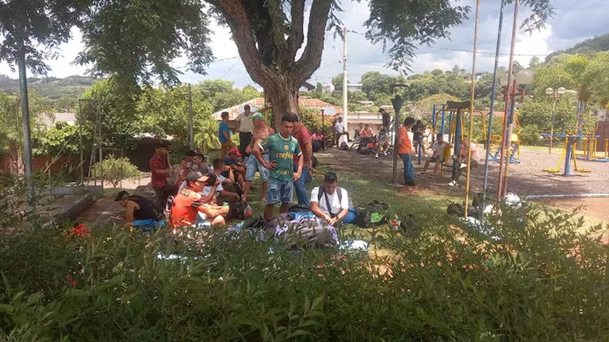 ÉXODO. Un grupo de jóvenes espera a la balsa para cruzar. Las balsas cruzan cada hora o cada dos horas, depende del momento del día.