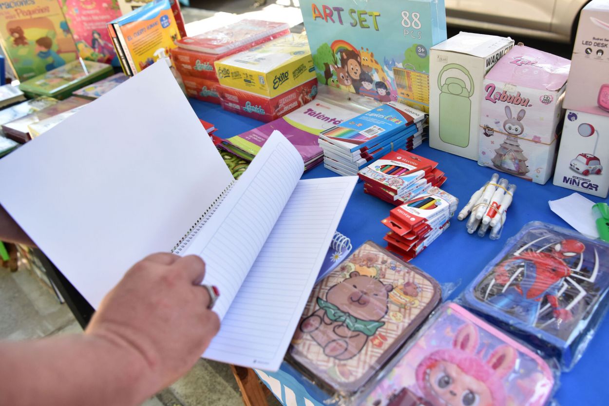 OFERTA. Cuadernos, lápices y cartucheras se exhiben sobre las mesas.