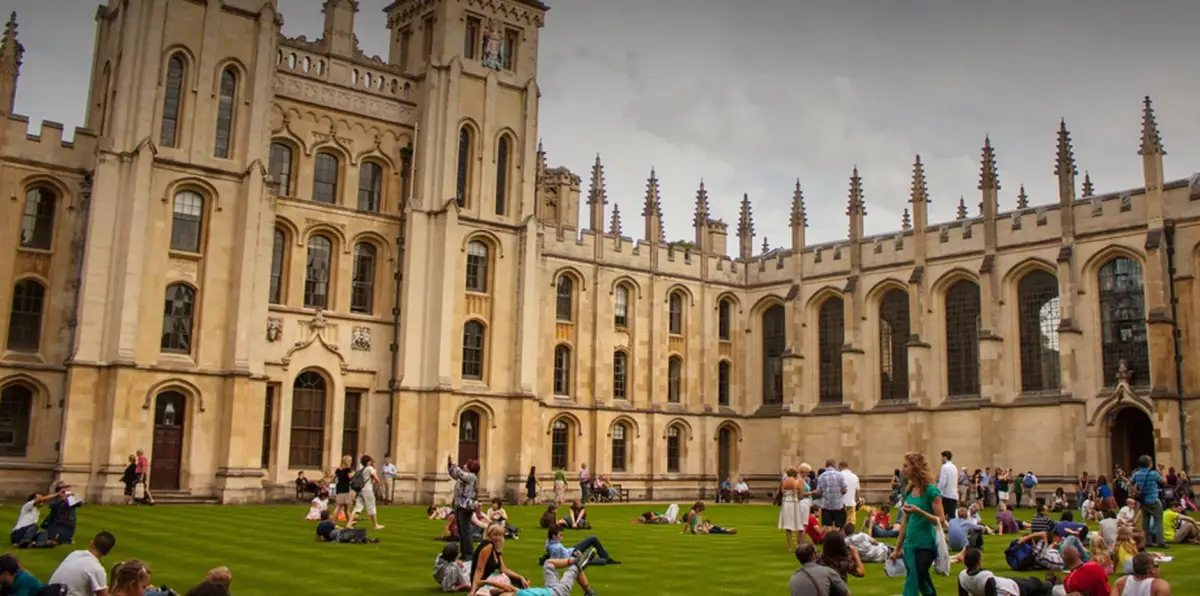 OXFORD. Famosa por su universidad de clase mundial y vasta cultura e historia británica