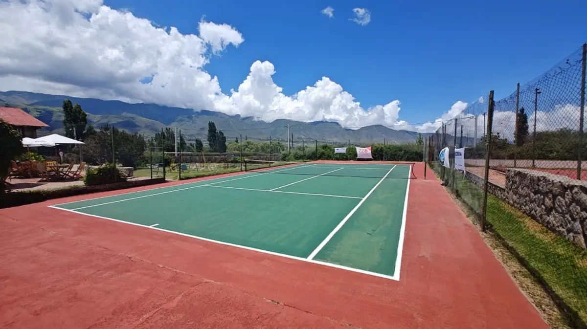 IMPECABLE. Así luce la renovada cancha de tenis N°1, recién pintada y acondicionada para una nueva edición de las Intervillas.