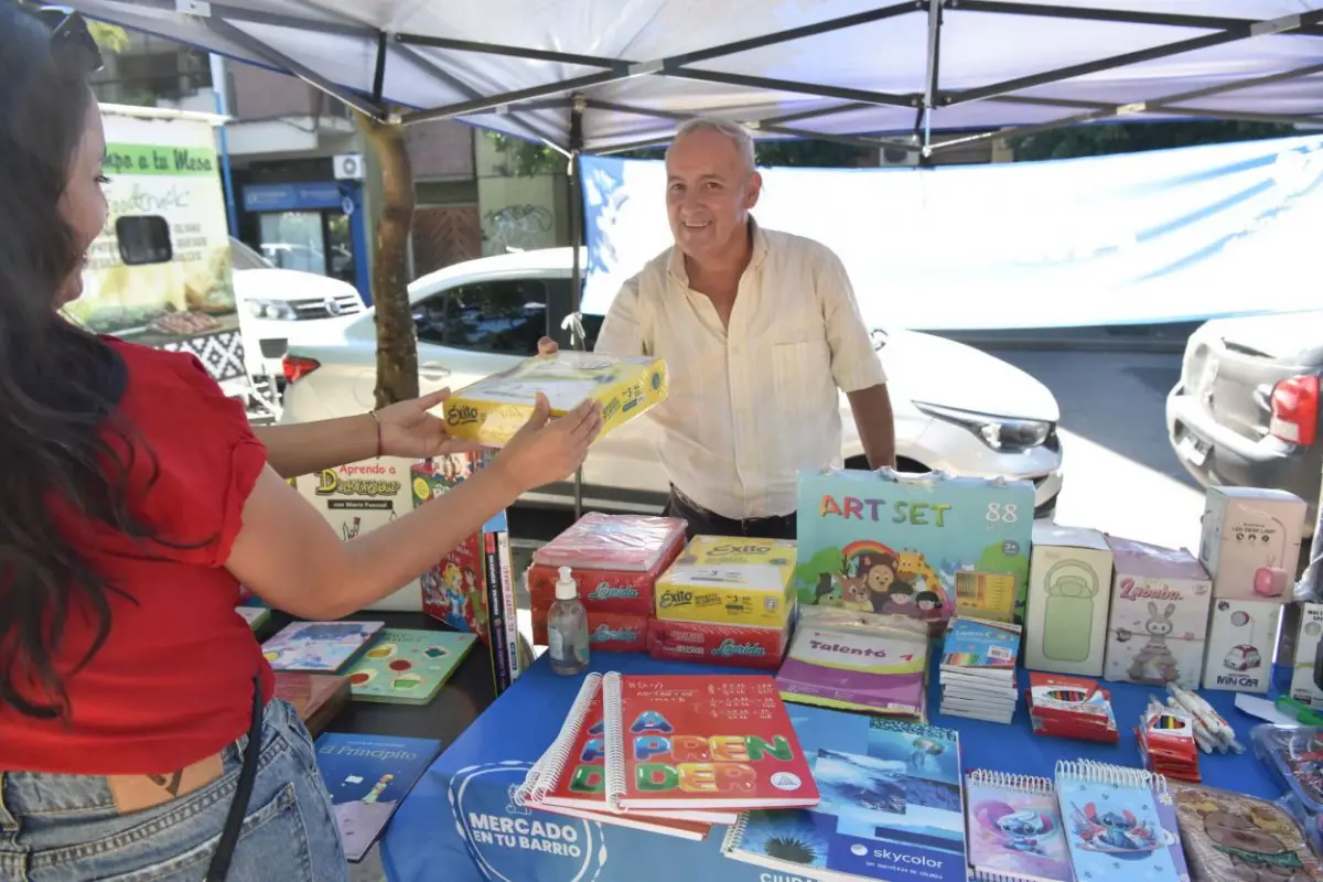 EMPRENDEDORES. Marcelo Gómez atiende su puesto itinerante de MG Libros y ofrece combos, descuentos por cantidad y financiación en cuotas. La Gaceta / Fotos de Silvia Granara