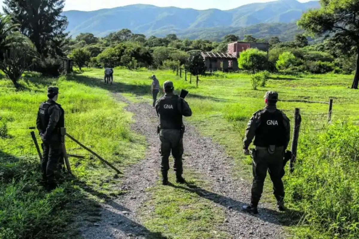 LAS TIPAS. Gendarmes en el ingreso al predio, durante el operativo que se realizó el año pasado en el lugar reclamado por la Universidad.