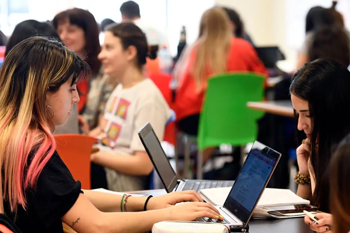 OPCIONES PRESENCIALES Y ONLINE. Con alta demanda laboral y múltiples salidas profesionales, esta carrera se puede estudiar de forma presencial o a distancia en distintas universidades del país. / UBA