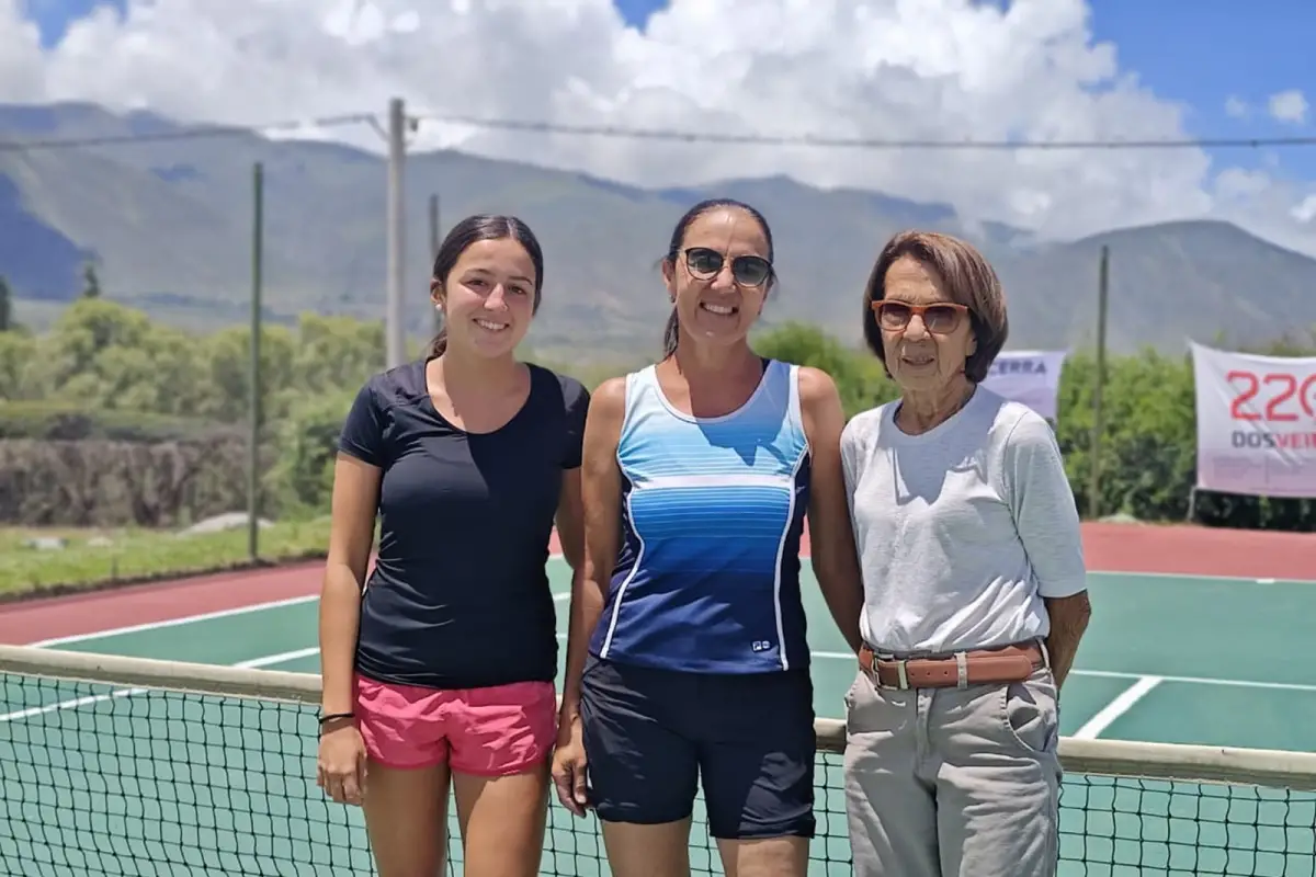 PASIÓN FAMILIAR. Guadalupe Cáceres, Marcela de Zavalía y Julia Terán (de izq. a der.) posan en la renovada cancha N° 1 de tenis. Tres generaciones unidas por la historia y el presente del Club de Tafí del Valle..