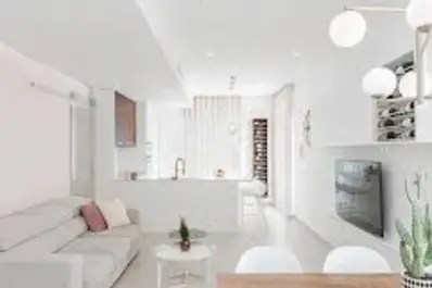 El blanco pierde protagonismo en decoración: el color que marcará tendencia en interiores durante 2026