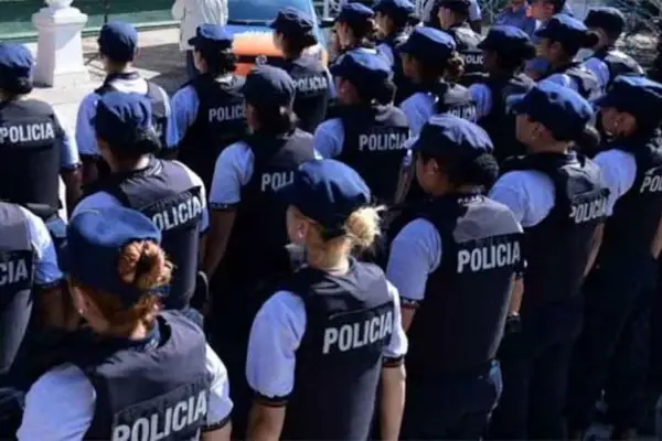 Policías de franco y familiares protestaron en Santa Fe por mejoras salariales y condiciones laborales