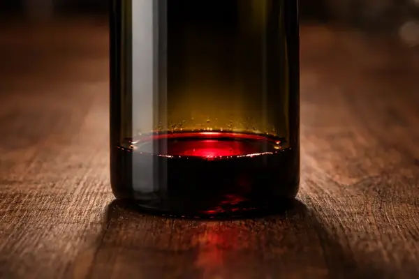 El truco del congelador: por qué nunca deberías tirar el vino sobrante y cómo usarlo