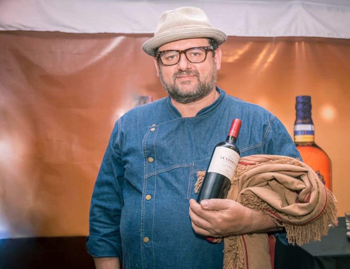 LÍNEA CLÁSICA. Christophe Krywonis, de MasterChef, con una botella de La Churita malbec. 