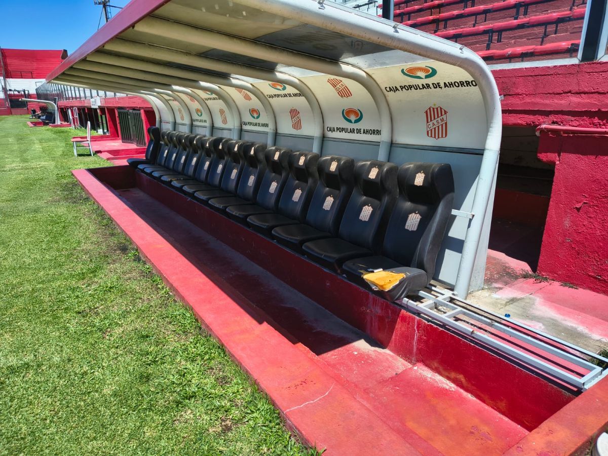 SE CAMBIARÁ EL TAPIZADO. En los próximos días, San Martín arreglará los asientos del banco de suplentes.