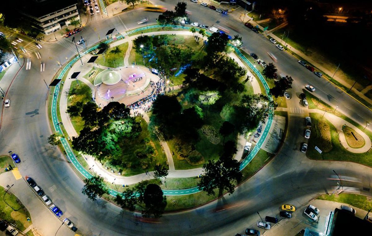 UNA CIUDAD DENTRO DE LA CIUDAD. Es uno de los polos educativos más importantes del país: alberga a más de 100 mil estudiantes y reúne facultades, centros de investigación y espacios verdes en un mismo predio.. / UNC