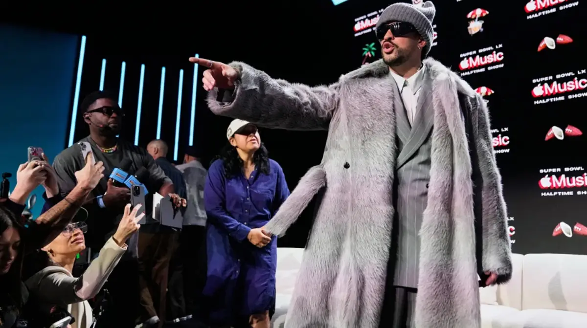 Bad Bunny se retira de una conferencia de prensa el jueves 5 de febrero. (Foto: AP/Godofredo A. Vásquez)