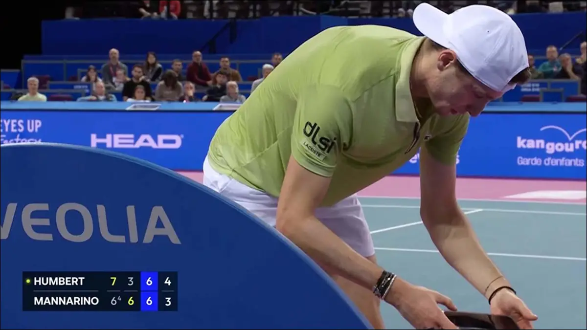 POLÉMICA. El momento en el que Ugo Humbert revisó su celular durante el tie-break decisivo ante Adrian Mannarino, acción que desató sospechas y debate en el ATP de Montpellier.