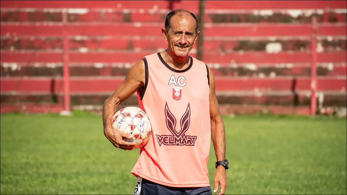 TRAYECTORIA. Juan Luján, coordinador del fútbol de Tucumán Central, en el predio de Villa Alem, donde lleva más de dos décadas formando jugadores y sosteniendo el proyecto desde las bases.