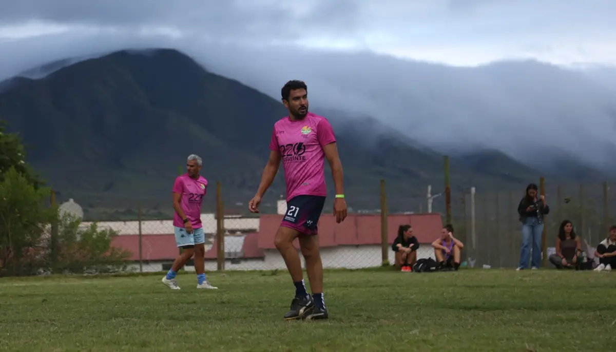 DOBLE FACETA. El músico y jugador Julio Cossio defiende la camiseta de Tafí A en la victoria 3-2 ante Tafí B en el arranque de las Intervillas.