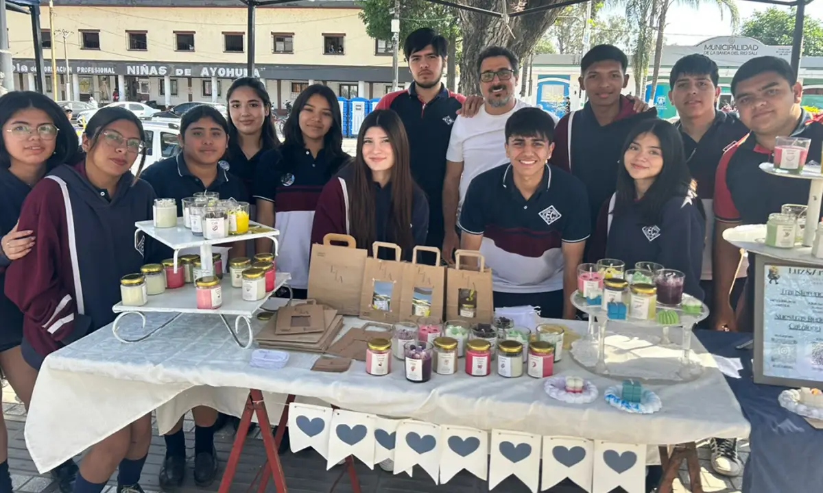 ENCUENTRO. Mentores de Elevate compartieron una jornada con estudiantes de la Escuela de Comercio de Banda del Río Salí durante la edición 2025 del programa.