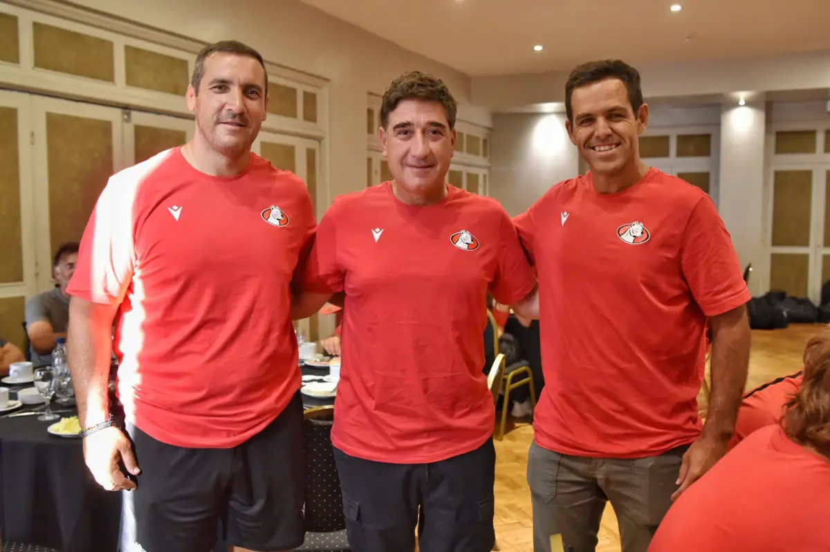 PRIMERA PRUEBA. Diego Ghiglione tendrá su primera prueba como head coach de Dogos en Tucumán; está acompañado por Galo Álvarez, entrenador de forwards, y Stéfano Ambrosio, entrenador de backs.