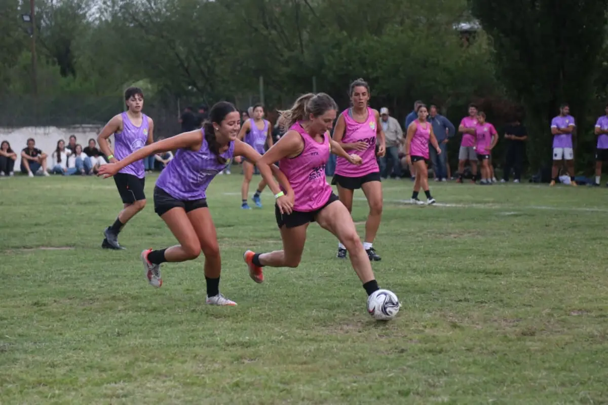 DE LA LOGÍSTICA A LA CANCHA. Kika Ávila Terán, organizadora y jugadora, en plena acción durante el triunfo de Tafí A.