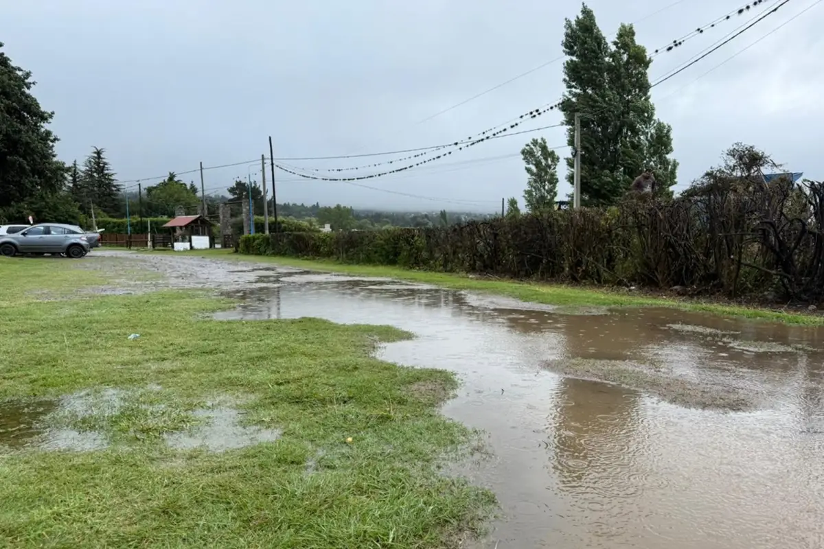 BAJO AGUA. Así amaneció el predio del club, con charcos visibles tras la tormenta. El estado del campo obliga a evaluar el cronograma de actividades.