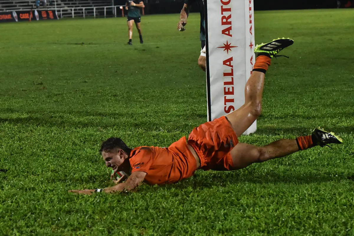 CARÁCTER. Sobre el final, Mateo Pasquini anotó el tercer try de Tarucas para descontar y poner el marcador 26-19 en La Caldera del Parque. 