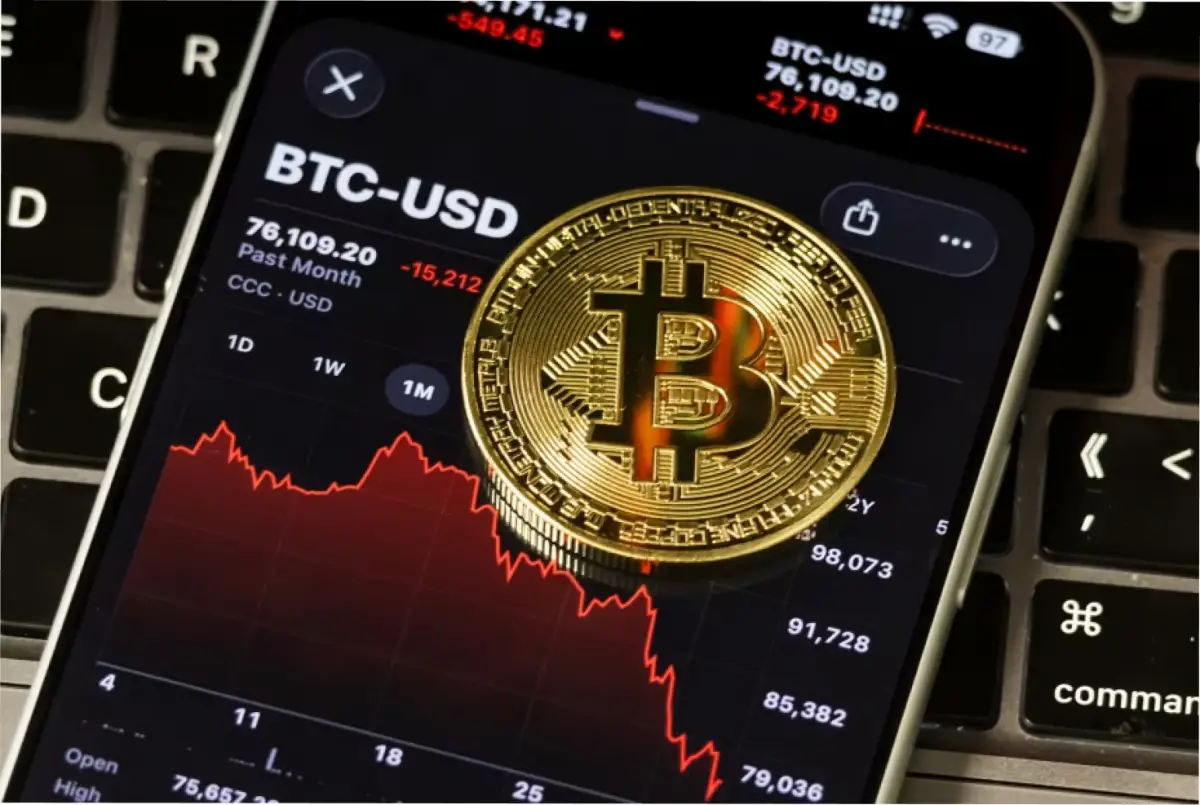 Bitcoin en números rojos tras su pico máximo en octubre pasado. (Cheng Xin/Getty Images/CNN News)