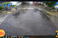 Momentos de tensión bajo el puente: quiso cruzar la 24 de Septiembre y el agua lo tapó