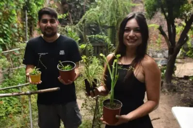 Una pareja de tucumanos produce plantas carnívoras en barrio El Bosque