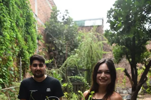 Una pareja de tucumanos produce plantas carnívoras en barrio El Bosque