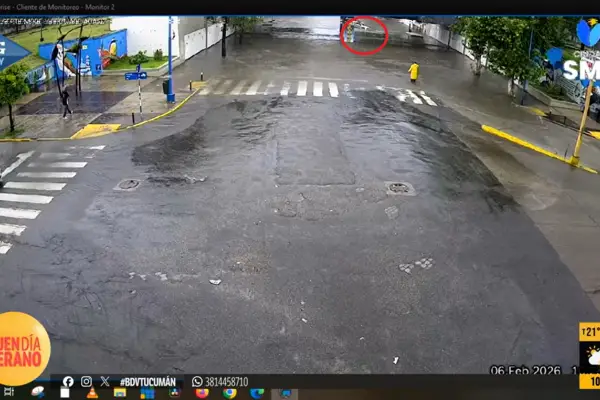 Momentos de tensión bajo el puente: quiso cruzar la 24 de Septiembre y el agua lo tapó