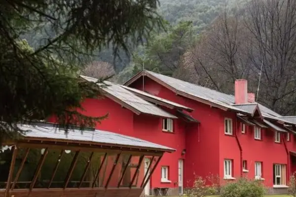 Lo que el fuego no se llevó: la hostería que resistió en medio del incendio en la Patagonia