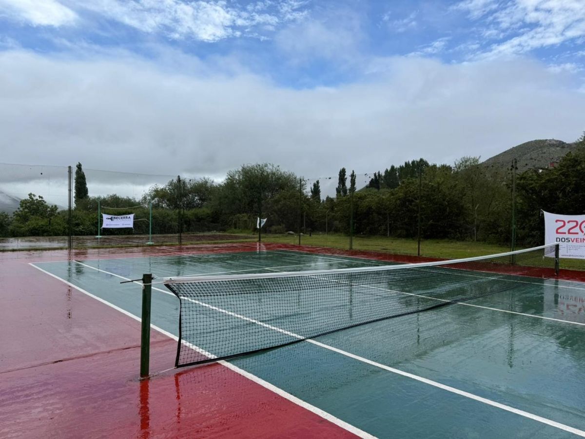 INUNDADA. Así luce la cancha N°2 de tenis, visiblemente pasada por agua.