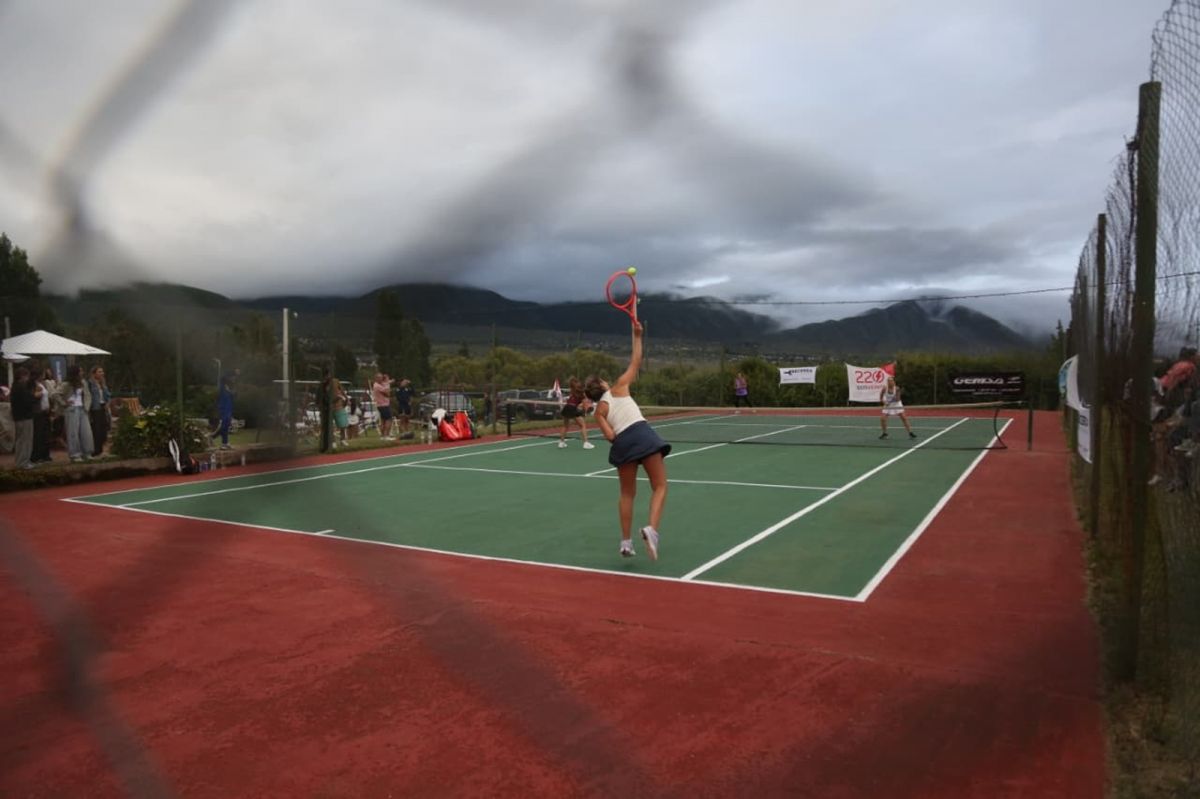 POSTAL ÚNICA. La cancha N°1 de tenis regala una vista privilegiada hacia los cerros de Tafí del Valle.