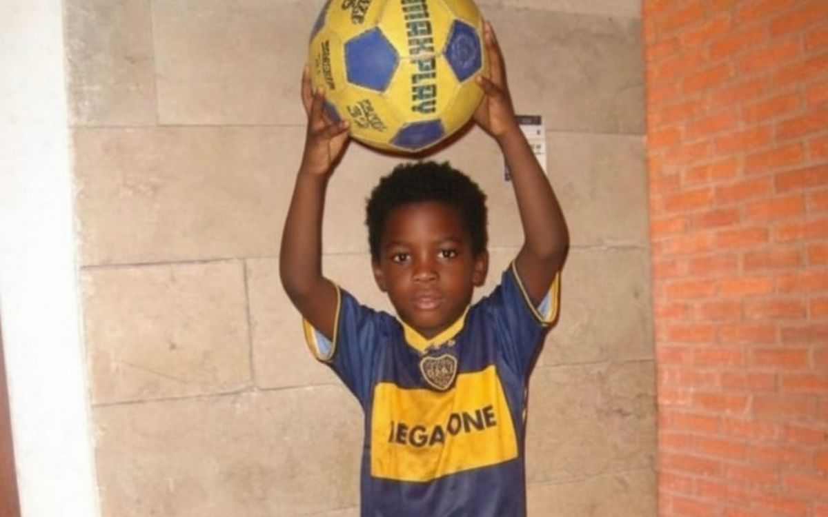 PREMONITORIO. Edwin Cetré de niño vestido con el conjunto deportivo 